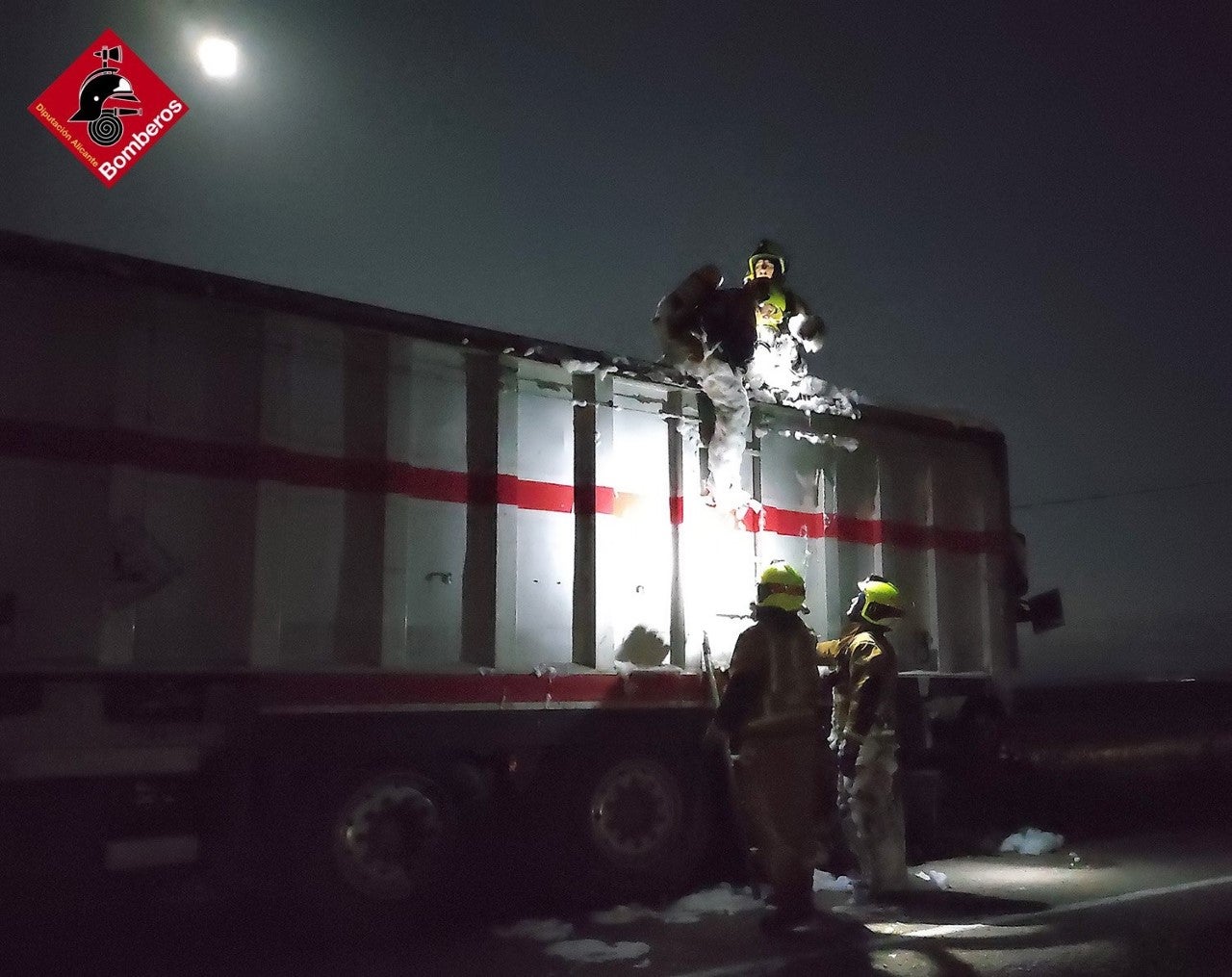 El incendio de un camión que transportaba baterías usadas se salda sin heridos en Villena El incendio de un camión que transportaba baterías usadas se salda sin heridos en Villena