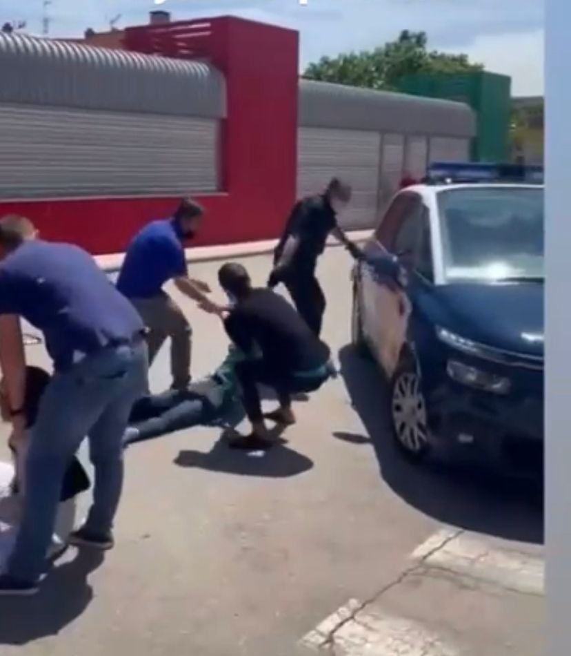 La Policía Nacional realiza una intervención en el Barrio La Pradera La Policía Nacional realiza una intervención en el Barrio La Pradera