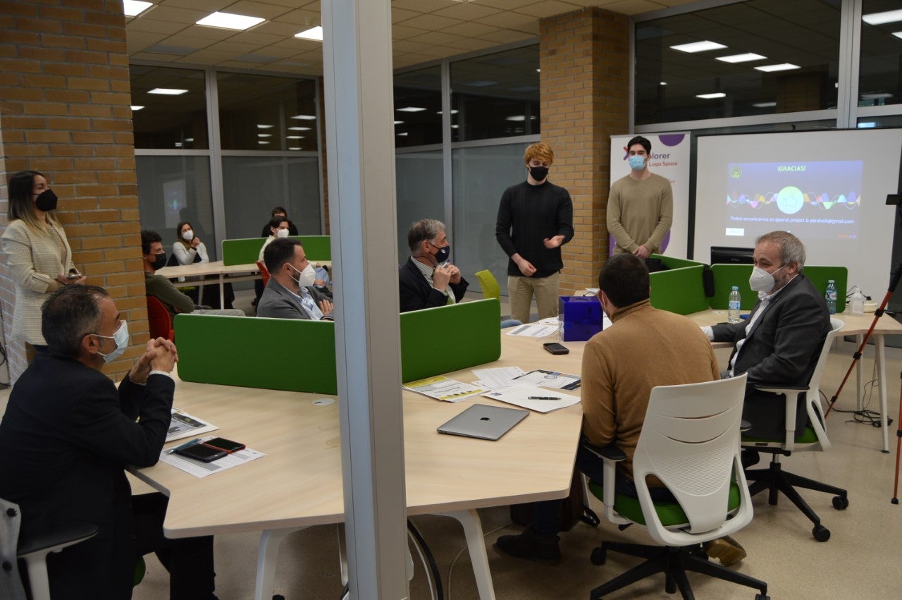 Dos alumnos de la Escuela Politécnica diseñan un asistente de voz que supera a otras inteligencias artificiales Dos alumnos de la Escuela Politécnica diseñan un asistente de voz que supera a otras inteligencias artificiales