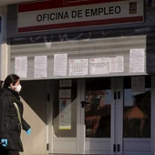 Una mujer entrando en la oficina de empleo Una mujer entrando en la oficina de empleo