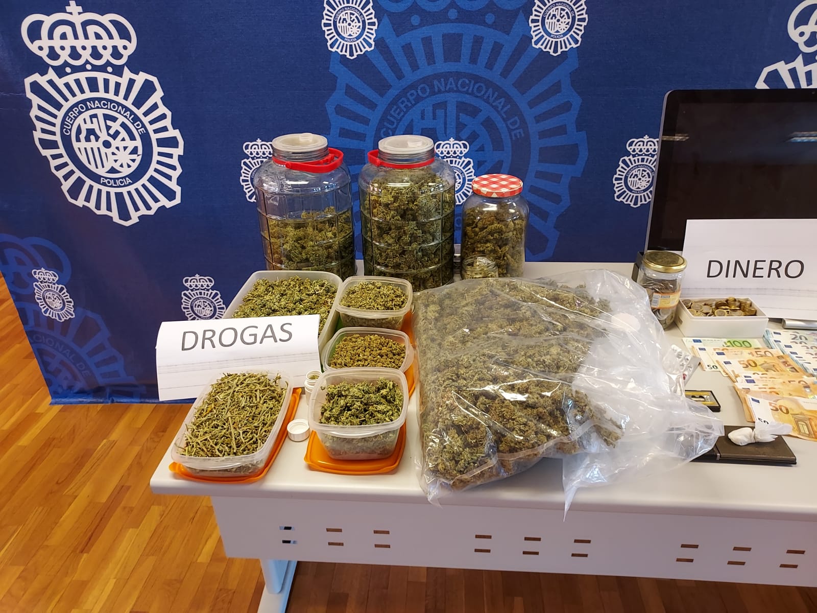 La Policía Nacional desmantela en Elche un narcopiso a raíz de una denuncia anónima realizada a través de su página web La Policía Nacional desmantela en Elche un narcopiso a raíz de una denuncia anónima realizada a través de su página web