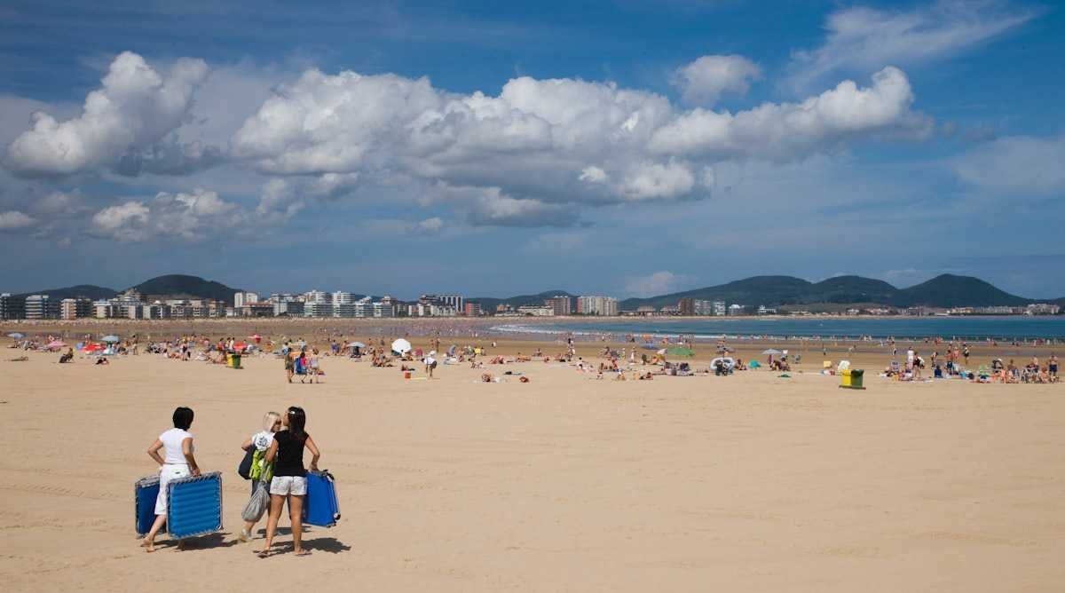 Las playas de Cantabria volverán a tener control de acceso y aforos limitados Las playas de Cantabria volverán a tener control de acceso y aforos limitados