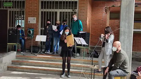 Alumn@s y profes del IES de Cangas del Narcea Despedida a Daniel Leggett