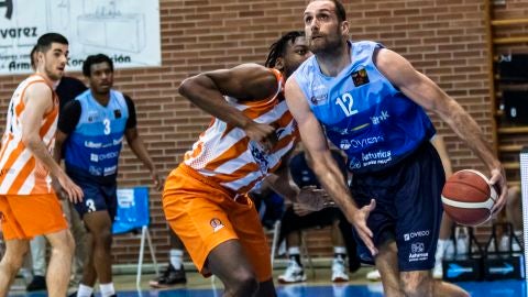 Oliver Artega, del Liberbank Oviedo Baloncesto, en el partido frente a Leyma Coru&ntilde;a.