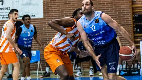 Oliver Artega, del Liberbank Oviedo Baloncesto, en el partido frente a Leyma Coruña. Oliver Artega, del Liberbank Oviedo Baloncesto, en el partido frente a Leyma Coruña.