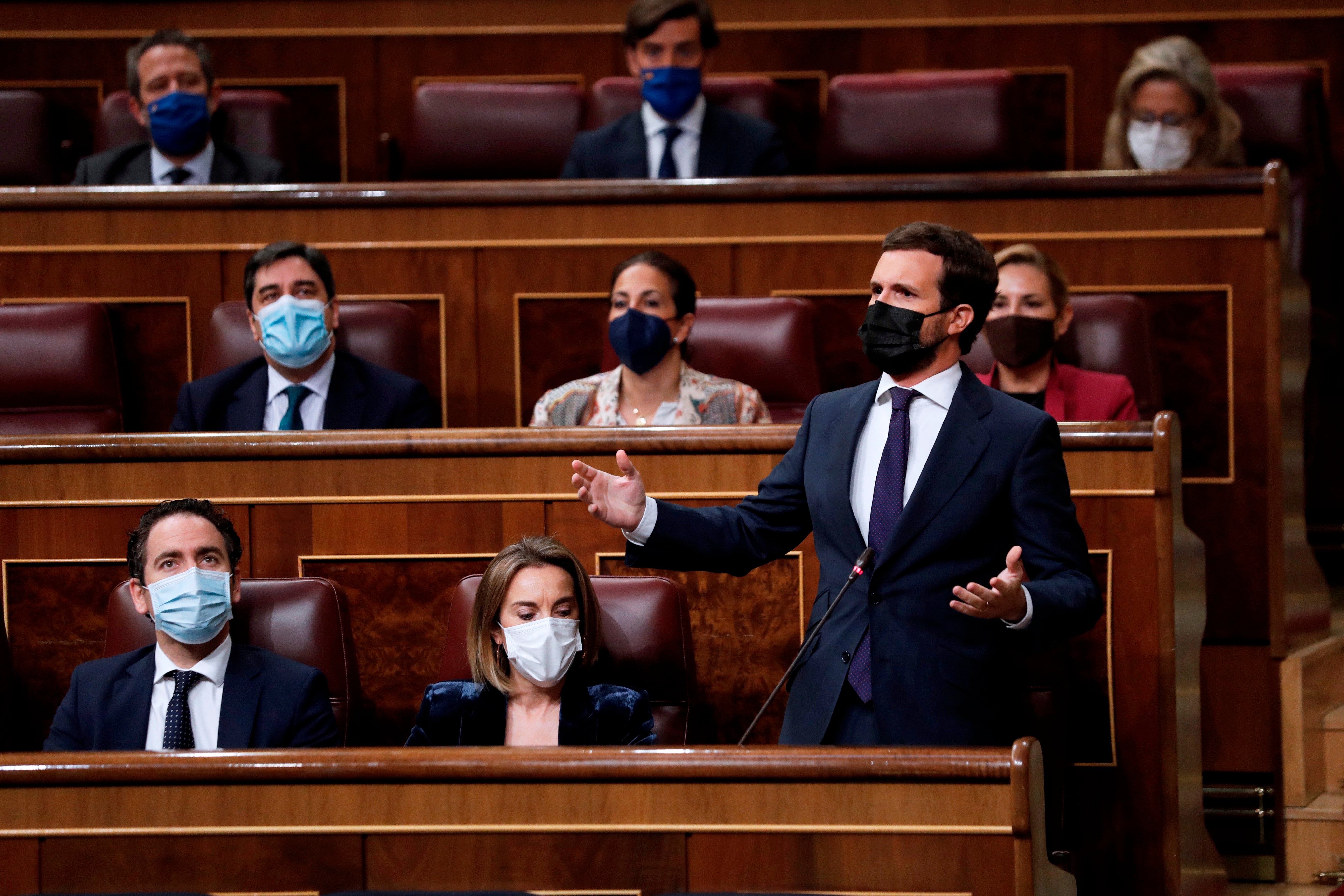 Pedro Sánchez defiende los indultos y Casado le recrimina que hable de concordia mientras "indulta a los que atacan las leyes" Pedro Sánchez defiende los indultos y Casado le recrimina que hable de concordia mientras "indulta a los que atacan las leyes"