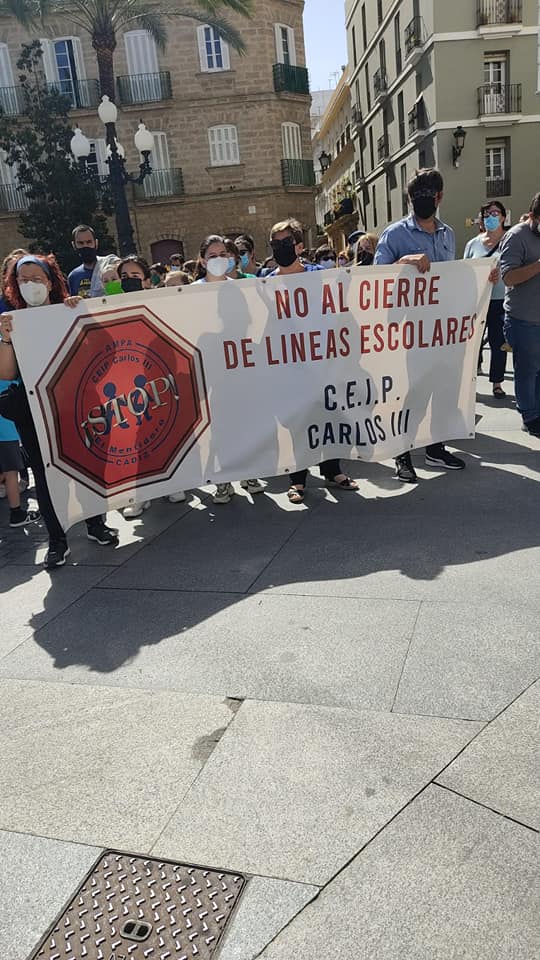 La escuela pública gaditana vuelve a salir a la calle en protesta por el cierre de líneas en varios centros La escuela pública gaditana vuelve a salir a la calle en protesta por el cierre de líneas en varios centros
