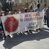 Comunidad educativa del CEIP Carlos II en la manifestación en Cádiz