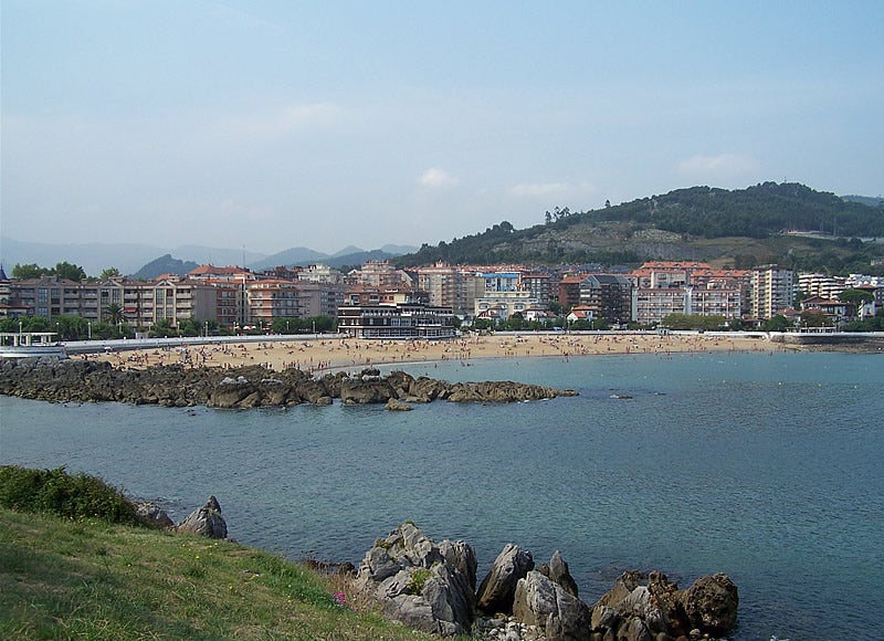 Castro Urdiales tendrá tres banderas azules este verano: estas son las mejores playas Castro Urdiales tendrá tres banderas azules este verano: estas son las mejores playas