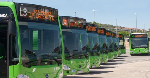 Cáceres cuenta con dos nuevos autobuses híbridos, lo que mejora el impacto del transporte urbano en el medio ambiente y la ciudad Cáceres cuenta con dos nuevos autobuses híbridos, lo que mejora el impacto del transporte urbano en el medio ambiente y la ciudad