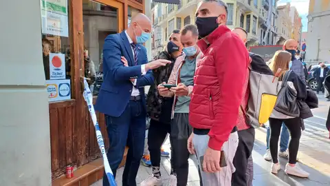El alcalde sigue a pie de calle la extinción del incendio del restaurante Clandestino El alcalde sigue a pie de calle la extinción del incendio del restaurante Clandestino