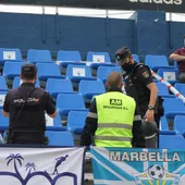 La policía precinta una zona de tribuna por un desprendimiento La policía precinta una zona de tribuna por un desprendimiento