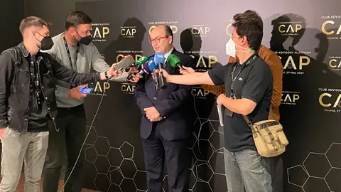 El presidente del Sevilla, Pepe Castro, atiende a los medios. El presidente del Sevilla, Pepe Castro, atiende a los medios.