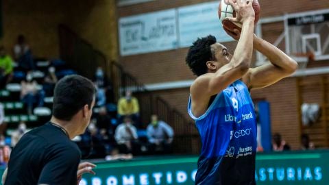 Elijah Brown lanza a canasta frente a Leyma Coru&ntilde;a.