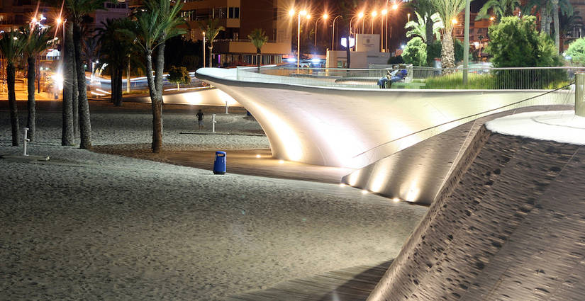Benidorm cambia la madera de las pasarelas de Poniente por otra variedad más resistente Benidorm cambia la madera de las pasarelas de Poniente por otra variedad más resistente