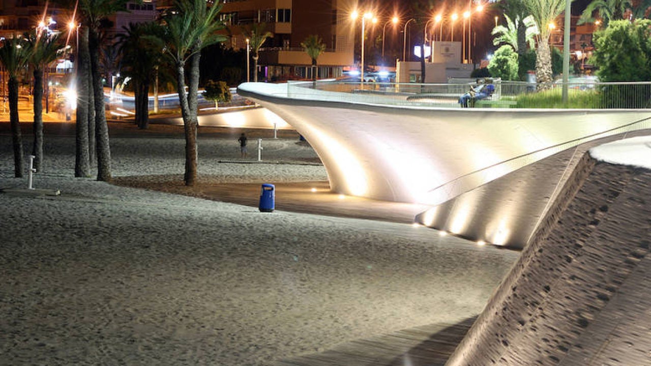Benidorm cambia la madera de las pasarelas de Poniente por otra variedad más resistente
