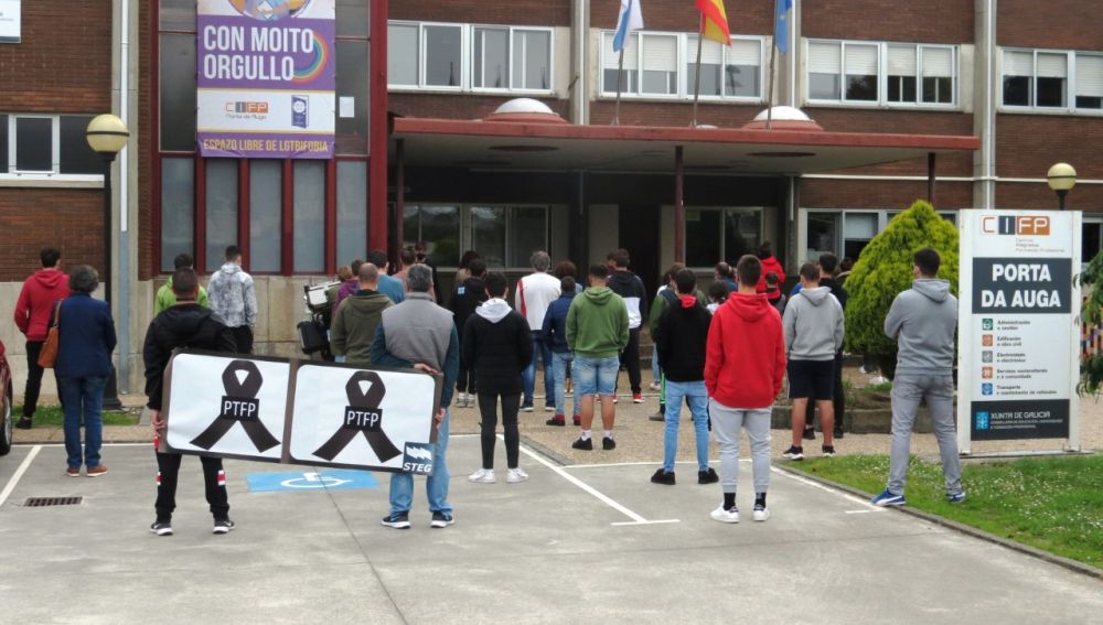 Concentración alumnos y profesores en Ribadeo contra LOMLOE.