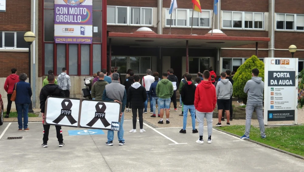 Concentración alumnos y profesores en Ribadeo contra LOMLOE. Concentración alumnos y profesores en Ribadeo contra LOMLOE.