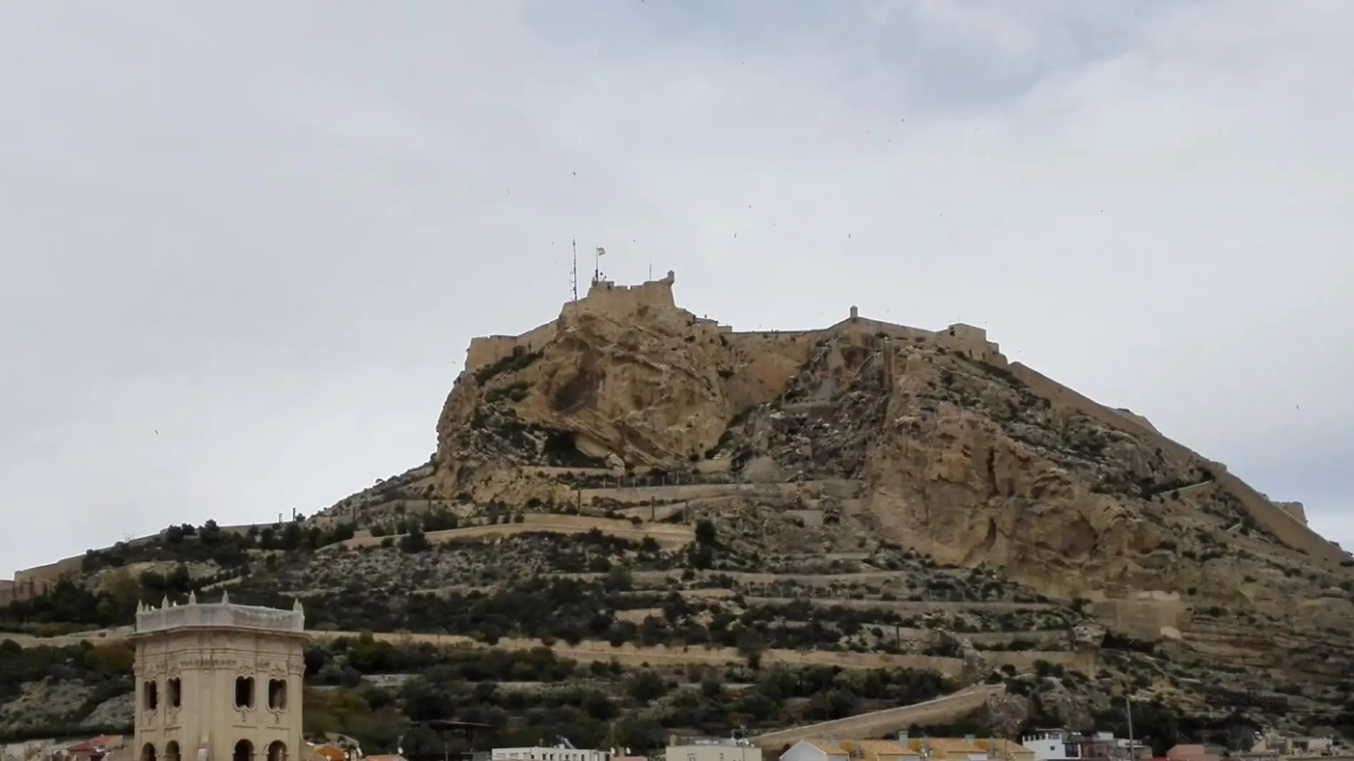 Panorámica del Benacantil y el Castillo de Santa Bárbara de Alicante 