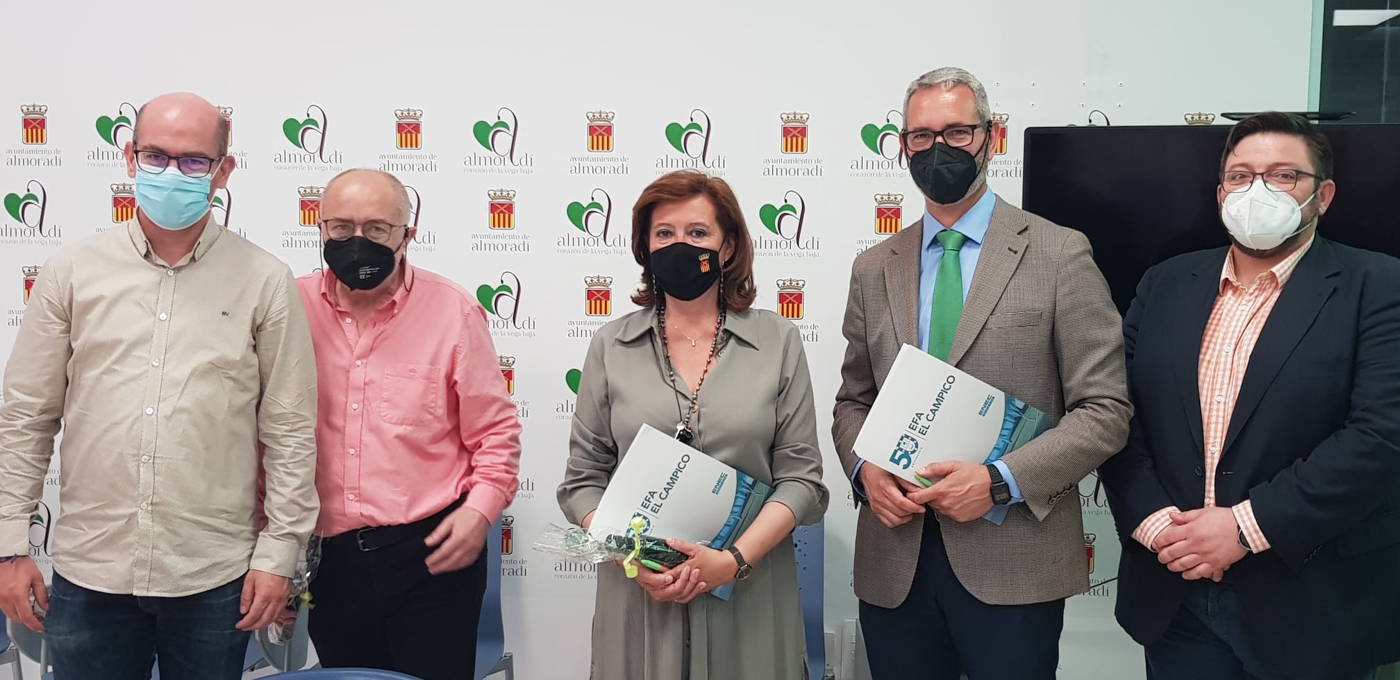 La alcaldesa de Almoradí, María Gómez, firma un convenio de colaboración que permite a los alumnos del centro de formación El Campico realizar sus prácticas en el Ayuntamiento de Almoradí La alcaldesa de Almoradí, María Gómez, firma un convenio de colaboración que permite a los alumnos del centro de formación El Campico realizar sus prácticas en el Ayuntamiento de Almoradí