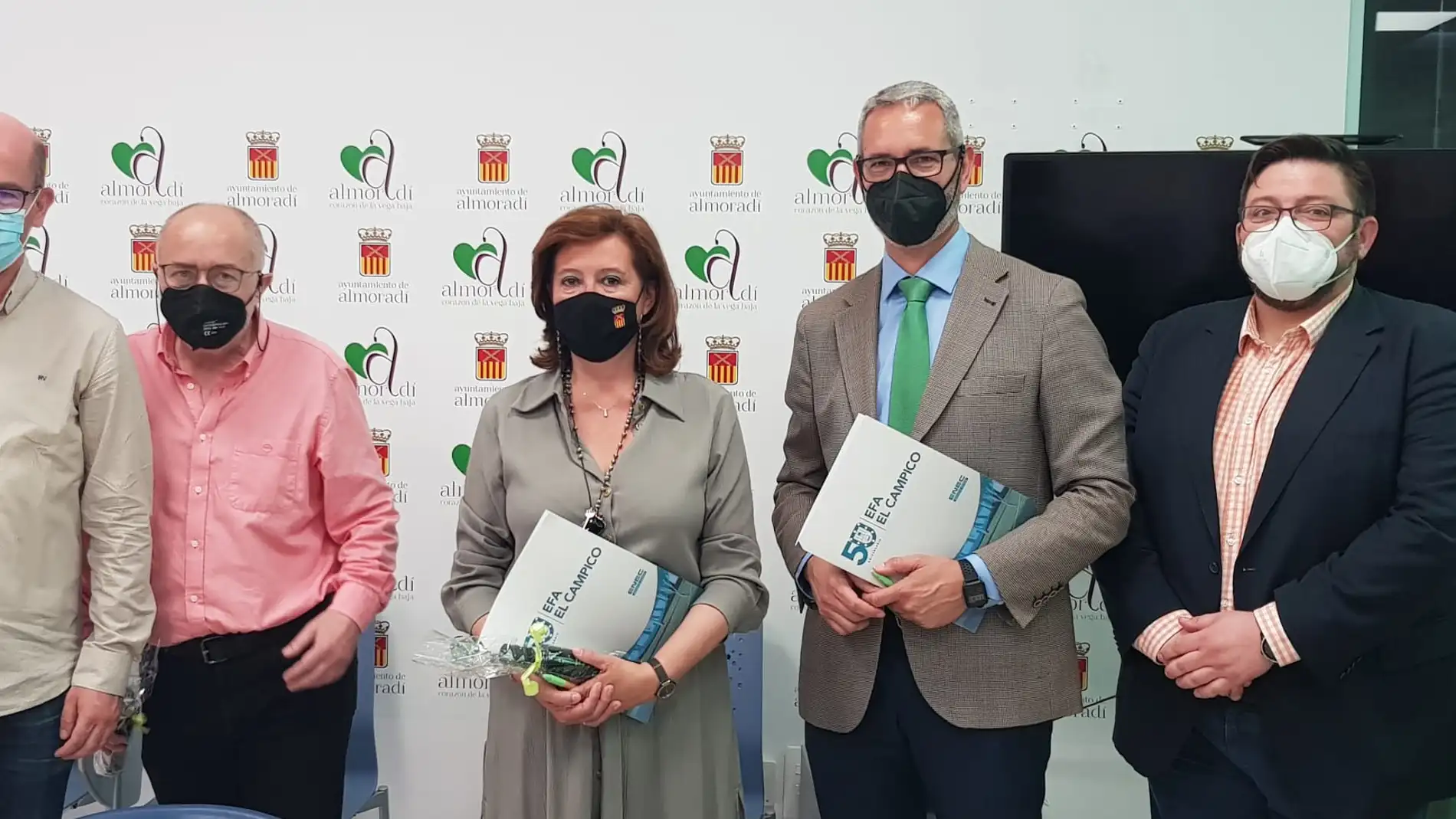La alcaldesa de Almoradí, María Gómez, firma un convenio de colaboración que permite a los alumnos del centro de formación El Campico realizar sus prácticas en el Ayuntamiento de Almoradí