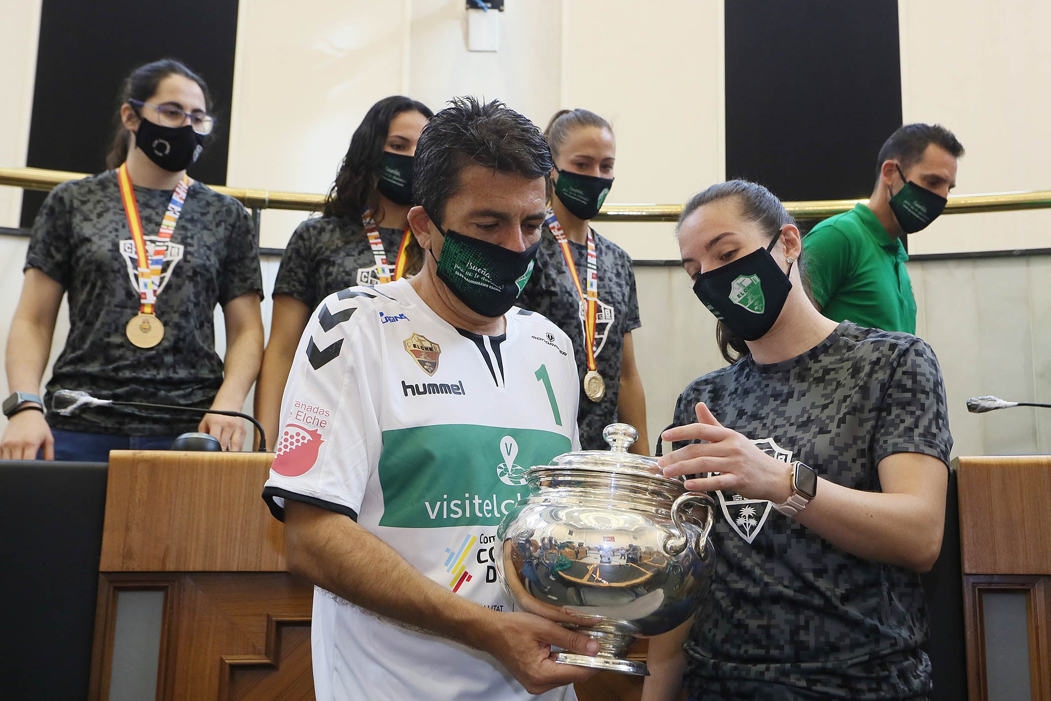 "Las jugadoras del BM. Elche son un ejemplo, un orgullo y unas perfectas embajadoras de la provincia" "Las jugadoras del BM. Elche son un ejemplo, un orgullo y unas perfectas embajadoras de la provincia"