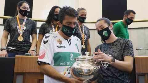 Carlos Maz&oacute;n, presidente de la Diputaci&oacute;n de Alicante, recibe el t&iacute;tulo de campeonas de la Copa de la Reina de manos de la capitana del Club Balonmano Elche, Ana Mart&iacute;nez.