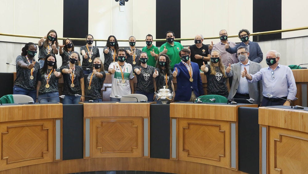 Jugadoras, técnicos, directivos y el presidente de la Diputación de Alicante, Carlos Mazón.