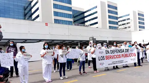 El personal sanitario se ha concentrado a las puertas del Hospital La Fe. HOSPITAL LA FE