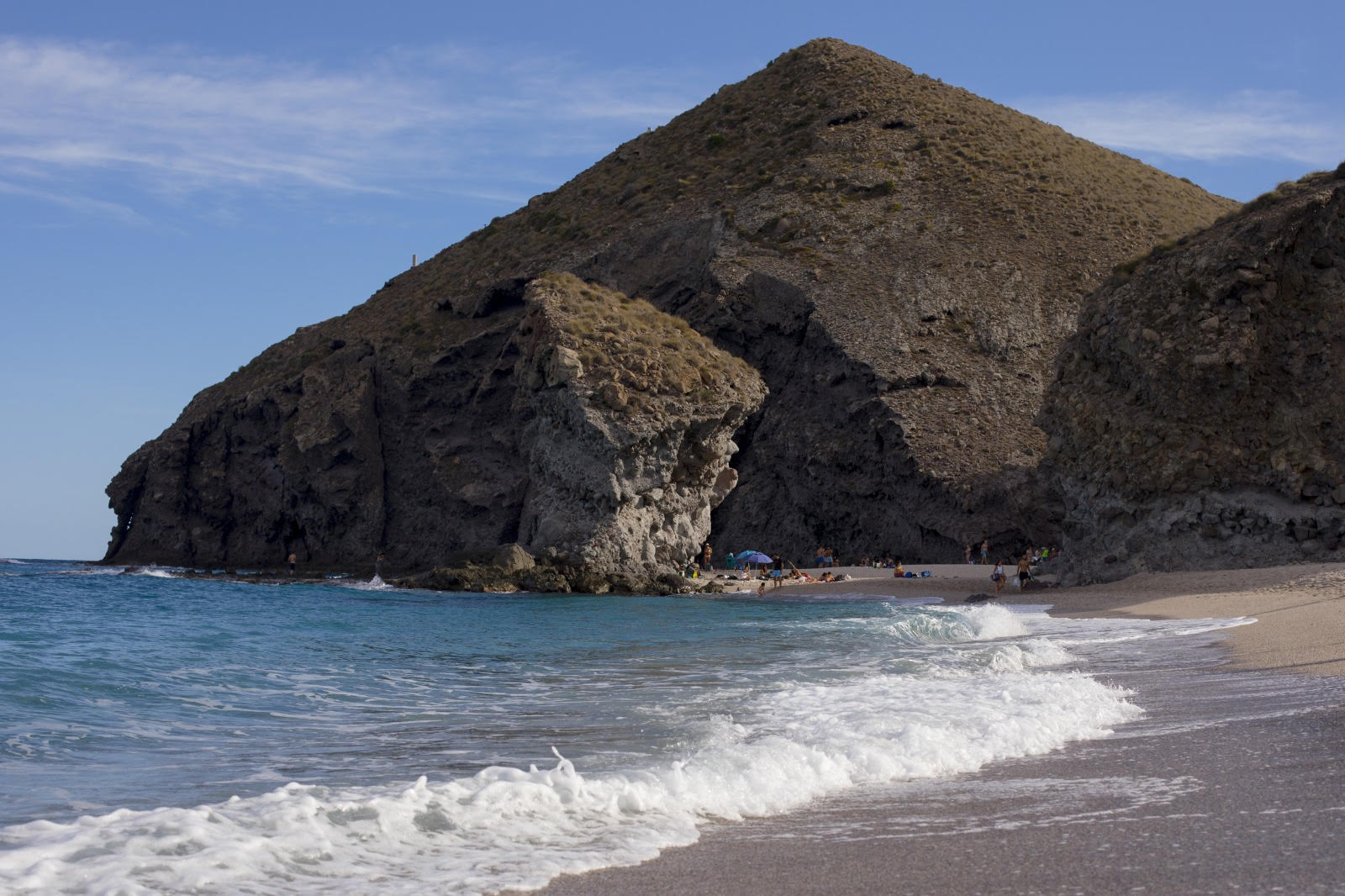Hallan el cuerpo sin vida de un hombre tras el desembarco de una patera en Carboneras Hallan el cuerpo sin vida de un hombre tras el desembarco de una patera en Carboneras