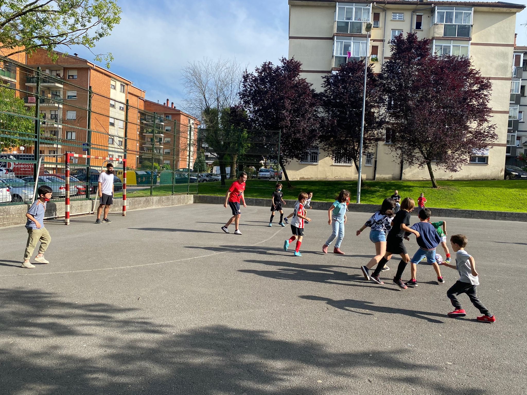 Asier Villalibre, el futbolista que baja a la cancha de barrio a jugar con los chavales Asier Villalibre, el futbolista que baja a la cancha de barrio a jugar con los chavales