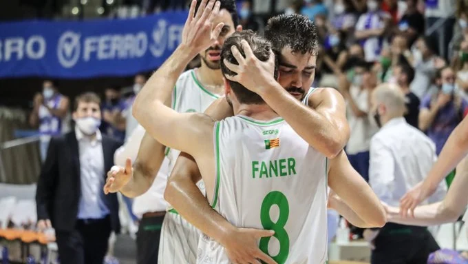 Los jugadores de Tau celebran el triunfo en la ida Los jugadores de Tau celebran el triunfo en la ida