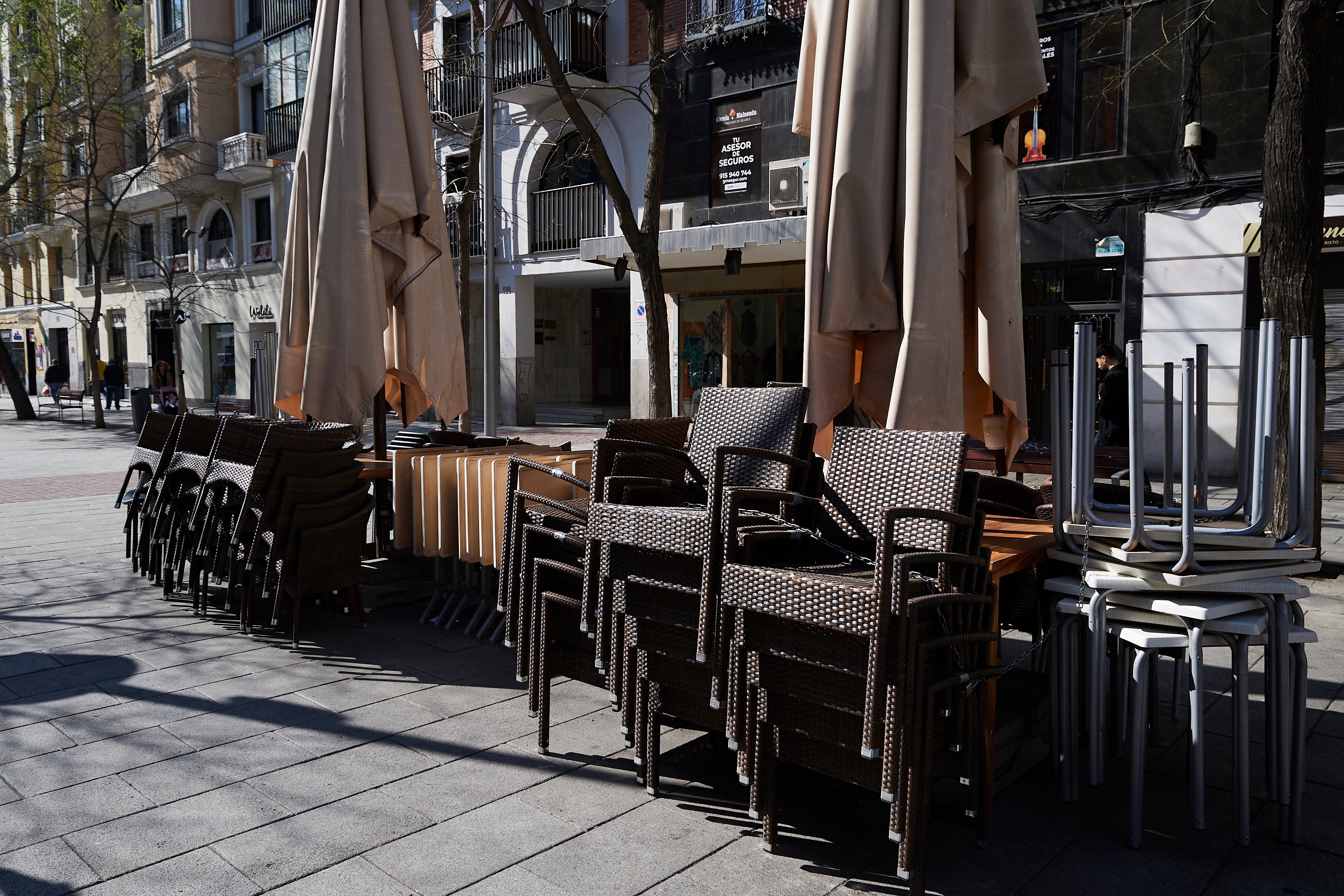 Madrid flexibiliza las restricciones y amplía el horario de bares y restaurantes. Estas son las medidas en vigor Madrid flexibiliza las restricciones y amplía el horario de bares y restaurantes. Estas son las medidas en vigor