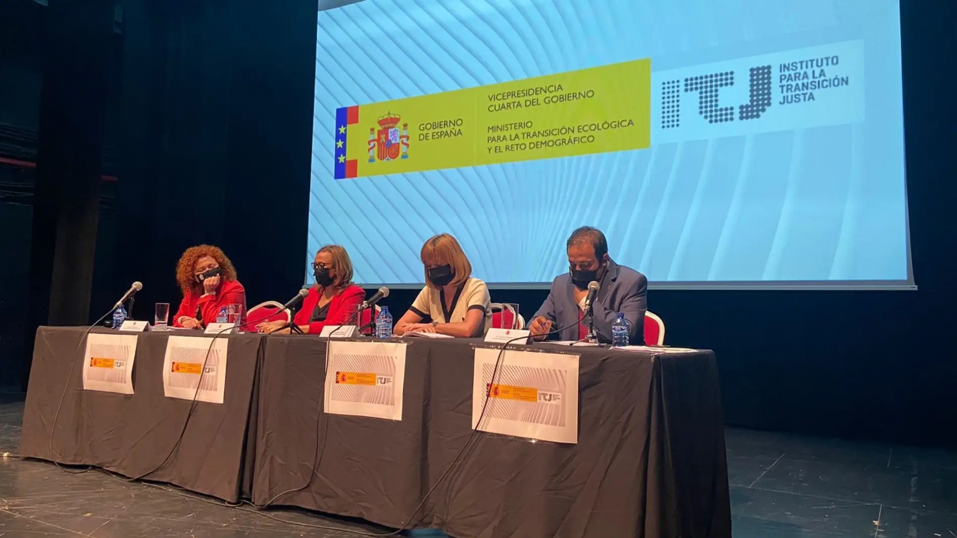 Representantes instituciones en la presentación del concurso del Nudo de Andorra