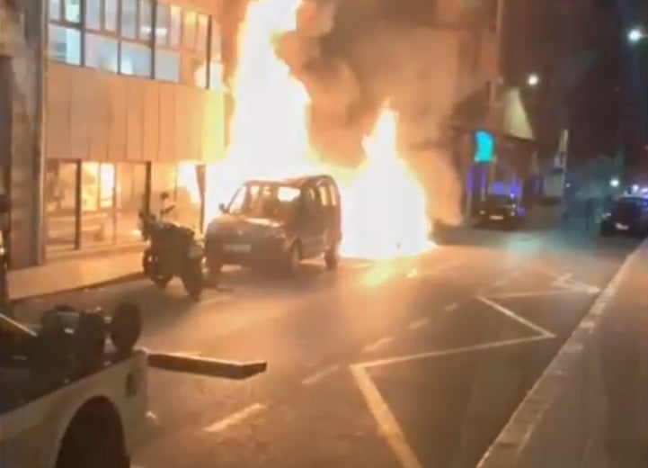 Un incendio en un contenedor causa daños en una furgoneta y en los bajos de un edificio Un incendio en un contenedor causa daños en una furgoneta y en los bajos de un edificio