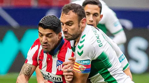 Gonzalo Verdú defiende una acción ante Luis Suárez, delantero del Atlético de Madrid. ELCHE CF