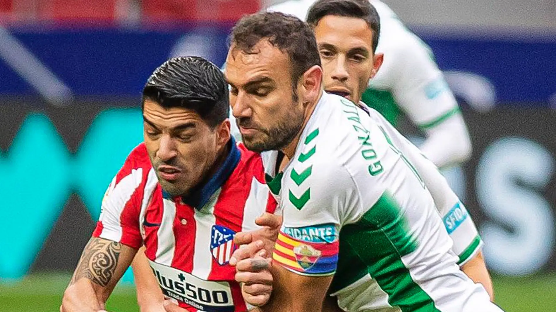 Gonzalo Verdú defiende una acción ante Luis Suárez, delantero del Atlético de Madrid.