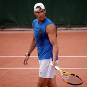 Rafa Nadal entrena para Roland Garros