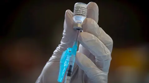 Una enfermera extrae una dosis de un vial de la vacuna contra la covid-19 de la farmacéutica Comirnaty-Pfizer-BioNTech Una enfermera extrae una dosis de un vial de la vacuna contra la covid-19 de la farmacéutica Comirnaty-Pfizer-BioNTech