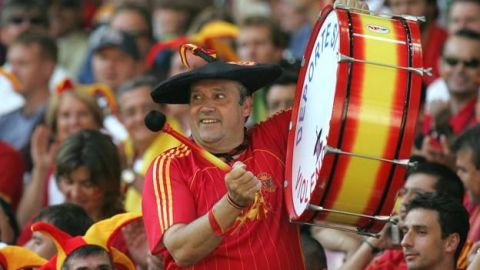 Manolo "el del "Bombo" animando en un partido de la selección española de fútbol Manolo "el del "Bombo" animando en un partido de la selección española de fútbol