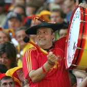 Manolo "el del "Bombo" animando en un partido de la selección española de fútbol Manolo "el del "Bombo" animando en un partido de la selección española de fútbol