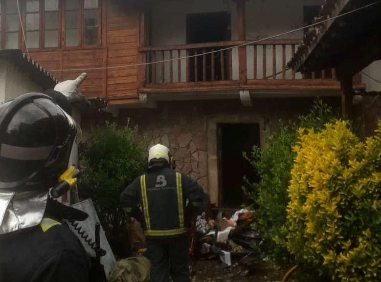 Los bomberos sofocan un incendio declarado en una vivienda de Soto de Cangas (Cangas de Onís) Los bomberos sofocan un incendio declarado en una vivienda de Soto de Cangas (Cangas de Onís)