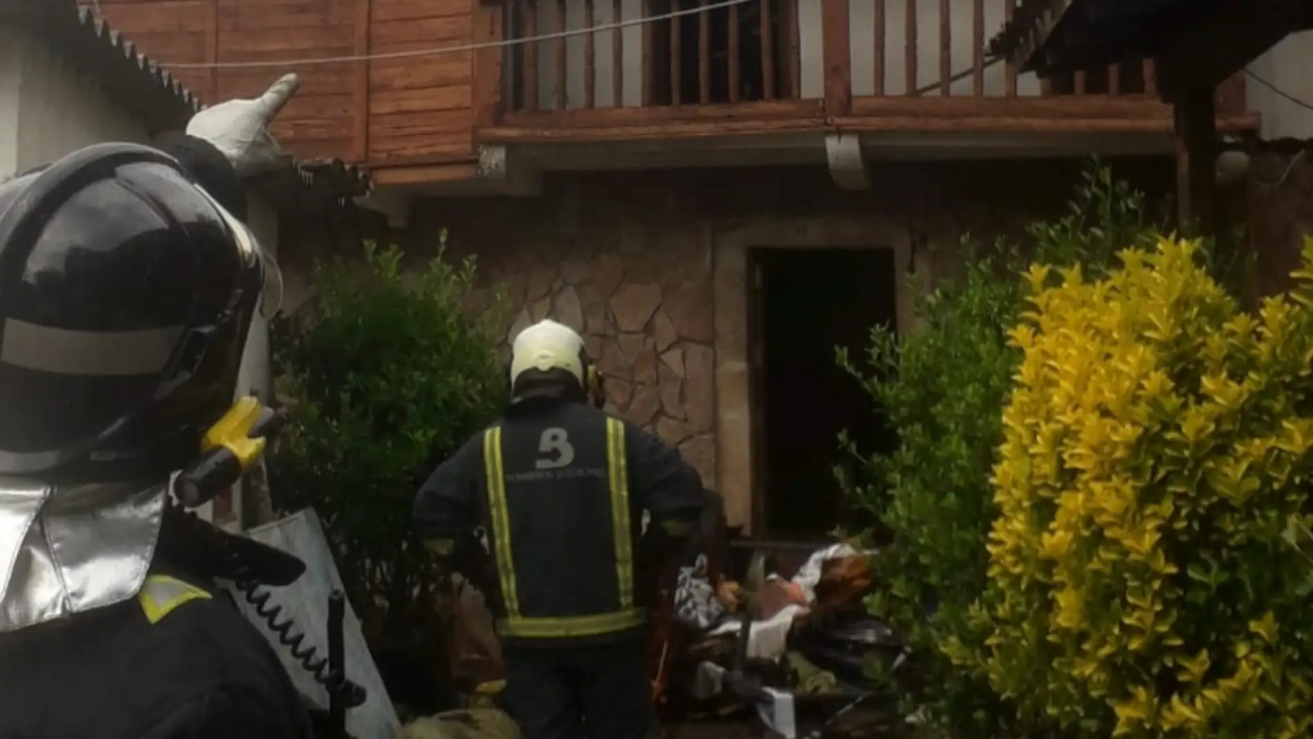 Los bomberos sofocan un incendio declarado en una vivienda de Soto de Cangas 