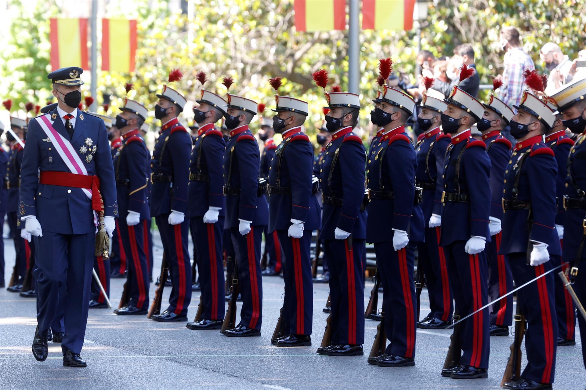 Los Reyes presiden el homenaje a los caídos en un atípico Día de las Fuerzas Armadas marcado por la pandemia Los Reyes presiden el homenaje a los caídos en un atípico Día de las Fuerzas Armadas marcado por la pandemia