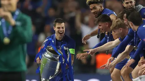 Azpilicueta levanta al cielo de Oporto la segunda Champions League del Chelsea: "Es increíble" Azpilicueta levanta al cielo de Oporto la segunda Champions League del Chelsea: "Es increíble"