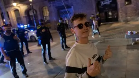 Los botellones no dan tregua a la noche de Barcelona: la policía desaloja a 3.848 personas durante la madrugada Los botellones no dan tregua a la noche de Barcelona: la policía desaloja a 3.848 personas durante la madrugada