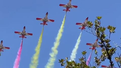  La Patrulla Águila dibuja en el cielo los colores de la bandera de España