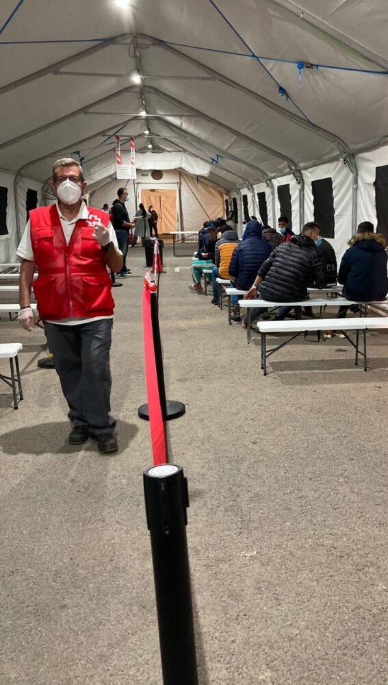 Migrantes localizados en Santa Pola son atendidos por Cruz Roja en el Puerto de Alicante.