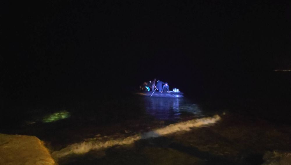 Quince migrantes han llegado de madrugada a la costa de Santa Pola. 