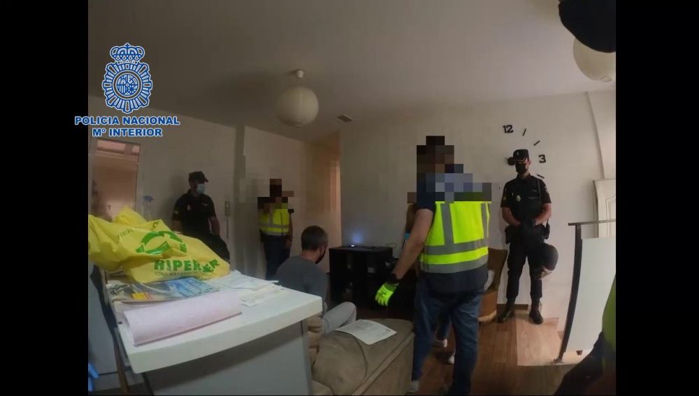 Uno de los detenidos en el interior de la vivienda de Altabix.